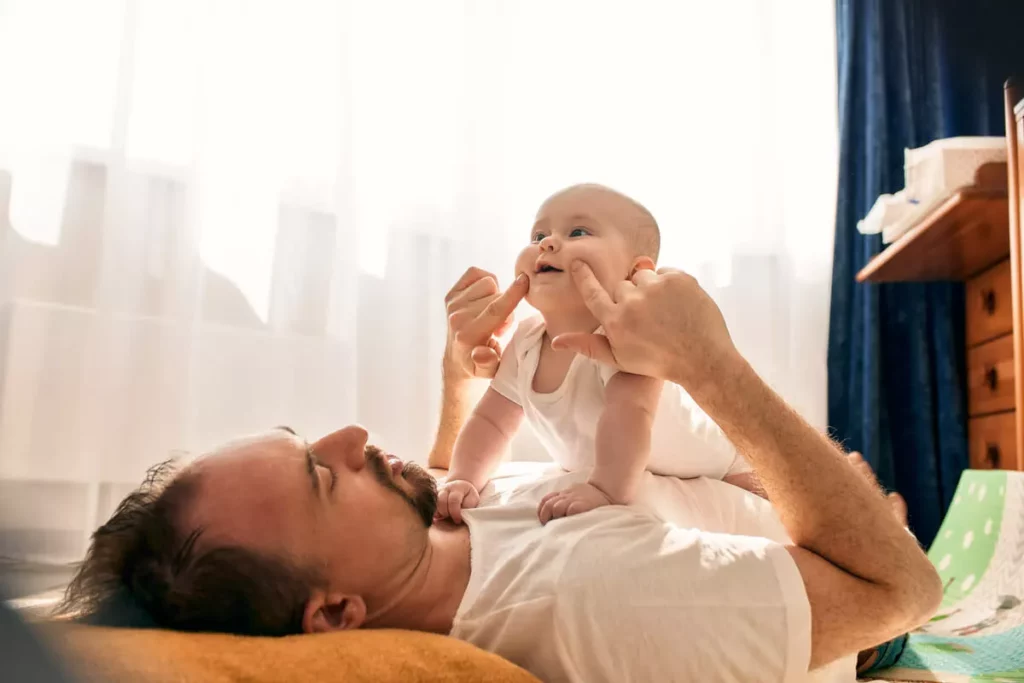 ¿Es normal que mi hijo se chupe el dedo o la mano? Mitos y verdades